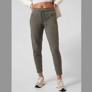 Athleta Trekkie North Jogger Size 4
